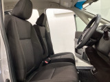 広い足元に肘掛けもついたゆったり座れるシートです。運転席と助手席の間が空いているため、助手席側への移動がスムーズです。交通量の多い道でも、助手席側から乗り降りができます。
