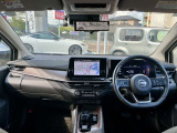 AURAならではのプレミア感を演出するインパネデザイン。質感の高さと先進的なレイアウトが魅力です