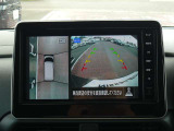 クルマを真上から見下ろしているかのような映像によって、車庫入れや縦列駐車などの駐車時に、自車と駐車位置の関係をひと目で確認でき、スムースな駐車をサポートします。