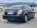 リアビューも洗練された印象。安定感のあるフォルムは、運転時の安心感にも繋がります。夜間の視認性にも配慮されたデザインです。