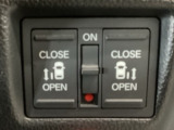 【両側パワースライドドア】両側がパワースライドドアになっており、運転席のスイッチやスマートキーでも開閉が可能です!開口部も広いので乗り降りも楽々♪