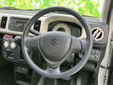握りやすいステアリングで、運転操作をサポート。シンプルでわかりやすいデザインで、安全運転に貢献します。