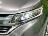 【LEDヘッドライト】悪天候や夜間走行時も良好な視界を確保し安心して運転できる高輝度LEDヘッドライトを装備!点灯速度が早く、消費電力も抑えられています。