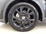 純正なので車に似合うデザインになっていますね。スタッドレスタイヤもご相談下さい。
