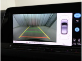 ★ギアをリバースに入れると車両後方とガイドラインが表示され車庫入れ、縦列駐車の際に安全確認をサポートします★