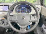 インテリアに合わせたデザインのステアリングは、運転される方のことも考え、運転しやすい形状、大きさです。是非一度、実際に触ってお確かめください。