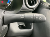 操作感の良いウインカーレバーで、安全な車線変更をサポート。直感的に操作できるので、運転に集中できます。夜間でも分かりやすい操作感です。