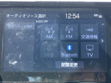 見やすいオーディオ画面で、お気に入りの音楽やラジオを楽しめます。多彩な接続方法に対応し、様々なメディアを再生できます。快適なカーライフを演出します。