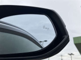 隣車線を走る車両をレーダーで検知し、ドアミラーでは確認しにくい後側方エリアに存在する車両に加え、急接近してくる車両も検知します。車両を検知するとドアミラーに搭載されたLEDインジケーターが点灯します。