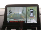 パノラミックビューモニター付きです。車両を上から見たような映像をディスプレイオーディオ画面に表示。運転席からの目視だけでは見にくい、車両周辺の状況をリアルタイムでしっかり確認できます。