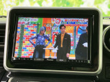 停車中には、TVやDVDなどの映像を楽しめます。長距離移動のお供に最適で、快適な時間を過ごせます。(運転中の視聴は法律で禁止されています)。