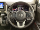 ハンドルにHondaセンシング系のクルーズコントロールやレーンキープアシストなどのスイッチと、オーディオの操作スイッチが装備されています。ハンドルから手を離さず安全に操作できます。