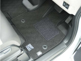Honda認定中古車に新品の純正フロアマットを装着しました。気分よくドライブをお楽しみいただけます♪
