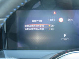 【BSW+BSL】死角になりやすい隣接レーンの後側方を走行する車両を検知すると、ドライバーに表示で知らせ、更に車線変更を開始した場合には、戻すような力を発生し車両との接触を回避するようアシストします。