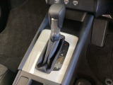 「e:HEV」搭載車です。日常シーンのほとんどをモーターで走行し、高速クルージングなどモーターよりもエンジンの方が効率が良い領域はエンジンで走行、あらゆる領域で優れた燃費走行を実現します。