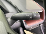 操作感の良いウインカーレバーで、スムーズな車線変更をサポート。視認性も高く、安全運転に貢献します。