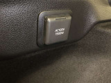 ラゲージルーム左側に、アクセサリーコンセント(AC100V・1500W)が設置されています。非常時給電システムが使用可能。機能の詳細は展示店舗までお尋ねください。