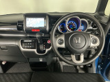 【ハンドル】運転にかかわる様々な操作を安全に行えるように視点移動が少なく操作性に配慮されたスイッチ類が凝縮されたコックピットです。