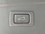 【パワーバックドア】スマートキーや運転席のボタンを押すだけでリアゲートが自動で開閉します!荷物を持っている時や、高い位置にあるバックドアを閉める際に便利な機能です♪