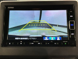 リバースギアに入れるだけで後方の表示へ切り替わります。夜間や雨の日の駐車も楽になりますよ。