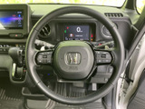 握りやすい形状のステアリングは、運転中の操作性を高めます。オーディオやハンズフリー通話のスイッチも備え、快適なドライブをサポートします。