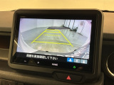 リバースギアに入れるだけで後方の表示へ切り替わります。夜間や雨の日の駐車も楽になりますよ。