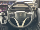 握りやすいステアリングは、長距離運転でも疲れにくい設計。スポーティなデザインで、運転する楽しさを高めます。操作性も良好です。