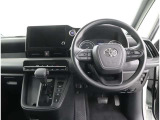 運転席側から見た写真です、お車にマッチングするように考えられたインパネデザイン!沢山のスイッチ類も運転させる方が使いやすい位置に配置されていますね!