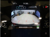 後方映像を11.6インチディスプレイに表示し、ステアリング連動ガイドラインが駐車をサポート。さらに後退時はリヤ4センサーが障害物を検知し、必要に応じてブレーキが作動します。