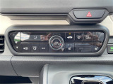 【エアコン】『エアコン装備』の画像になります。暑い夏でも寒い冬でも、車内に快適な空気を届けるので、いつでも快適な車内空間を創り上げます!