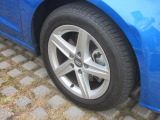 全車両に標準装備の純正アルミホイールは、純正ならではのバランスの良いデザインと、走行安定性をお楽しみ頂けます。