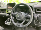 握りやすい形状で、操作性も良好。運転中の疲労を軽減し、快適なドライブをサポートします。手に馴染む素材感も魅力です。
