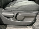 シートハイトアジャスターが付いているので運転姿勢を調整するのに便利ですね。身長に合ったシートポジションは安全運転や疲労軽減にもつながります。