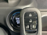 【Hondaスマートキー】カバンやポケットに入れたままでもドアの施錠・解錠が可能なスマートキーを装備。エンジンのオン・オフ時もカギを取り出す必要が無いからとっても便利です♪