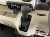 CVT車のセレクトレバーです。低速から高速まで、変速ショックのないスムーズな走りを実現するとともに、エンジン効率のよい領域を維持することで燃費にも貢献します。
