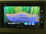 【バックカメラ】駐車時に後方がリアルタイム映像で確認できます。大型商業施設や立体駐車場での駐車時や、夜間のバック時に大活躍!運転スキルに関わらず、今や必須となった装備のひとつです!
