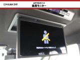 【後席モニター】 折りたたんで収納できるので使用しないときには邪魔になりません。長時間のドライブには是非音楽や映画を楽しんでください。(V14T-R72R)