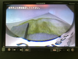 【バックカメラ】運転が苦手な方も車庫入れラクラクです!ギアをリバースに入れれば自動的に切り換わりますので、面倒な操作は不要です♪狭い駐車場もお車を傷つけず安心ですね!