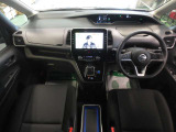 快適な運転席まわり♪視界の良い運転席で、ステアリングスイッチの他、各種スイッチが使いやすく配置されています☆