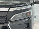 LEDヘッドライトは、点灯の瞬間から最大光量を発揮し、突然暗くなるトンネルなどでの安定感を高めます。