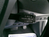 クルーズコントロール機能がついています。高速道路などで速度を設定するとアクセルを踏まなくても一定の速度で走ることが出来ます。高速道路のロングドライブもラクラク。