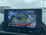 【バックカメラ】運転が苦手な方も車庫入れラクラク。ギアをリバースに入れれば自動的に切り換わりますので、面倒な操作は不要です。狭い駐車場も大切なお車を傷つけず安心です。