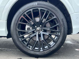 Audiは多様なホイールデザインを提供しており、スポークの形状やサイズ、仕上げ(ポリッシュド、マット、ブラックなど)によって選択肢が豊富です。