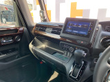 助手席周辺はこのようになっております。運転手だけでなく助手席に一緒に乗られる方も広々と快適にお乗り頂けるような設計です!各種装備を次の写真からご案内いたしますのでご覧ください。
