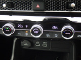 オートエアコンは左右席で独立温度コントロールが可能です。運転席はキンキンに冷やして助手席はマイルドにと言った設定が可能です☆暑さ寒さでケンカすることもなくなりますね♪