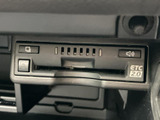 高速道路の料金所をスムーズに通過できるETC車載器を搭載。遠出の際のストレスを軽減し、快適なドライブをサポートします。スムーズな移動をどうぞ。