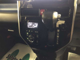 オートエアコンです。車内を快適な状態に自動調整してくれます。また、駐車時などイグニッションOFF状態の時に外気モードになるので、車内のこもり臭を防いでくれます。