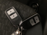 家族やパートナーと個別に持てるため、貸し借りの手間がなくスムーズに乗車できます。また、メインキーを自宅に置いたまま、もう一方をサブとして常に鞄に入れておけるため、持ち出し忘れを防げる点も便利です。