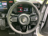 握りやすいステアリングは、運転の楽しさを向上させます。オーディオやハンズフリー通話など、便利な機能も搭載されています。