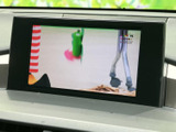 鮮明な画面で、ナビゲーションや車両情報を確認できます。見やすい表示で、運転中の情報収集をサポートし、安全な運転をアシストします。